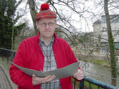 Foto des Woltmershausener Künstlers Joachim Bommel Fischer mit einer roten Schottenmütze mit typischen Wollbommel