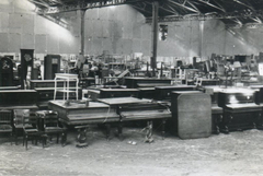 Historische Fotografie eines Lagers beschlagnahmter Möbel aus jüdischem Besitz