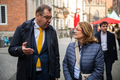 Zwei Menschen unterhalten sich. Links ist der ukrainische Botschafter Oleksii Makeiev und rechts daneben schaut die Präsidentin der Bremischen Bürgerschaft Antje Grotheer zu ihm auf. Die beiden laufen eine Straße entlang.